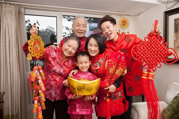 Família Chinesa Celebrando Ano Novo Roupas Vermelhas Orientais Pequim China — Fotografia de Stock