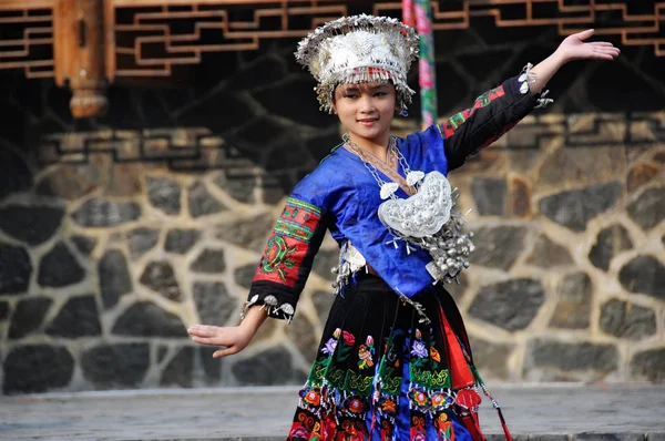 Jovem Dançando Aldeia Qianhu Miao Guizhou China Ásia — Fotografia de Stock