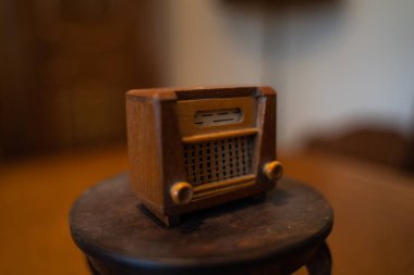 Eski el yapımı bebek evi radyo