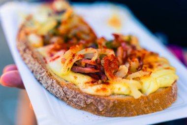 raclette peynir soğan ekmek peynir Almanya Noel piyasada
