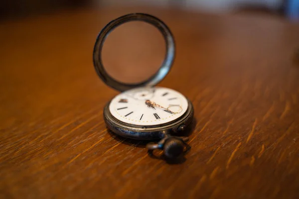 Kieszonkowy Zegarek Stary Stole — Zdjęcie stockowe