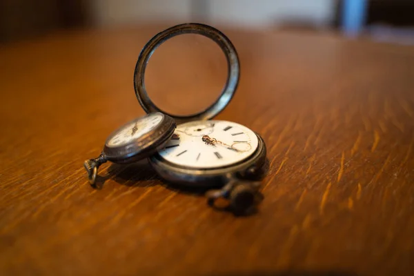 Dos Viejos Relojes Bolsillo Están Una Mesa — Foto de Stock