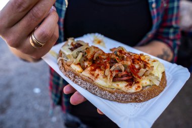 raclette peynir soğan ekmek peynir Almanya Noel piyasada