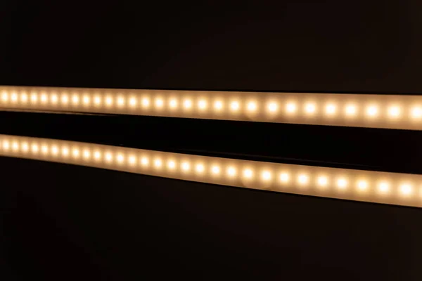 Lumière LED avec deux tubes pris d'en bas avec la caméra . — Photo