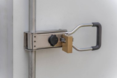 Girişi önlemek için bir kapsayıcıda güvenlik kilidi