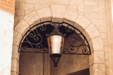 Dekorasyon ile bir geçitte eski lamba