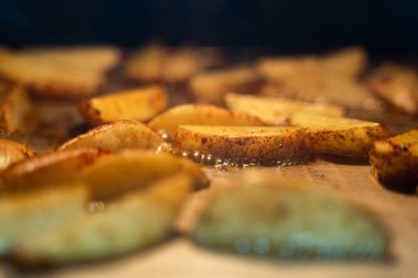 fırında patates pişirilir (yakın çekim)