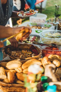 Sağlıklı vejetaryen gıda ile bahçede bir masada Barbekü