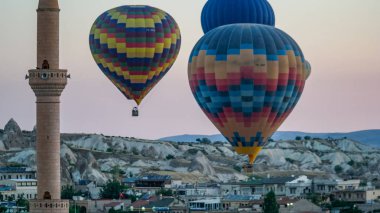 Kapadokya üzerinde uçan balonlar. İnsanlar uçar