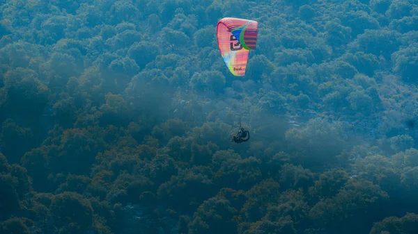 オルデニスの空中冒険をパラグライダーで — ストック写真
