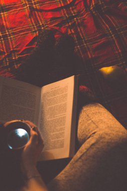 Bir kitap okurken kahve
