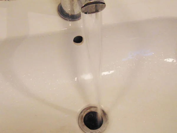 Fließendes Wasser Aus Dem Wasserhahn Weißes Waschbecken Badezimmer — Stockfoto