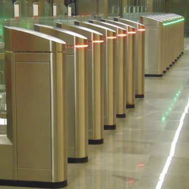 turnike geçiş için tren kırmızı yeşil                    