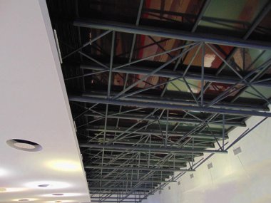 Havalandırma kanalı ile beyaz parlak ve koyu kırmızı cam tavan