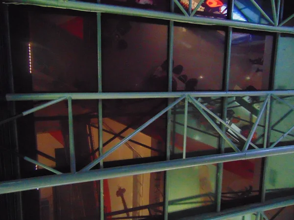 Donker Rood Glazen Plafond Met Ventilatie Kanalen — Stockfoto