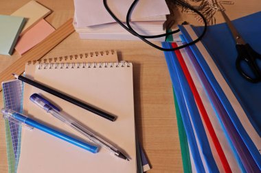 masada olan Not defterleri, kalemleri, klasörler belgeleri, kağıt, makas, kağıt kırpmak için