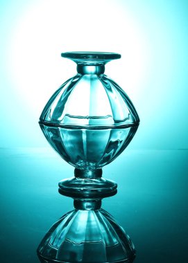 bir ters cam kase bir kase daha yeşil bir arka plan üzerinde durmak, parlıyor, yansıtılır