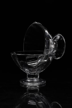 bir vazo reçel duruyor, diğer yana doğru yansıması ile siyah bir arka plan olduğunu