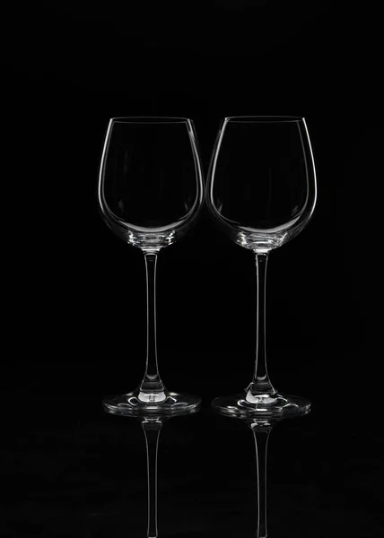 两个酒杯并排站在黑色背景上 没有眩光特写镜头 — 图库照片