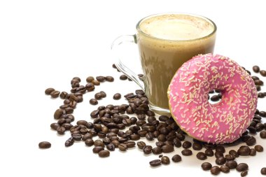 Şeffaf cam fincan kahve, pembe çörek ve kahve çekirdekleri beyaz arka plan üzerinde. Parlak sesi, yumuşak odak