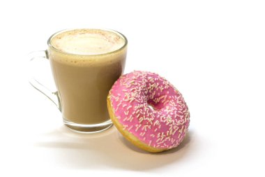 Şeffaf cam fincan kahve ve kahve çekirdekleri üzerinde mavi arka plan ile. Parlak sesi, yumuşak odak