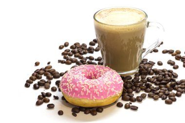 Şeffaf cam fincan kahve, pembe çörek ve kahve çekirdekleri beyaz arka plan üzerinde. Parlak sesi, yumuşak odak