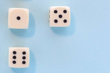 Beyaz oyun açık mavi arka planda dices. zafer şansı, şanslı. Düz yatıyordu, metin için yer. Üst görünüm. Close. Konsept kumar. muhteşem pastel