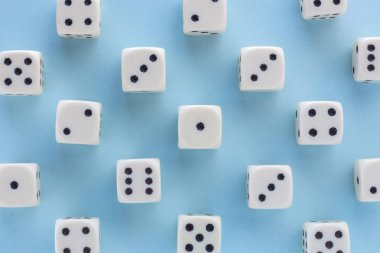 Beyaz oyun açık mavi arka planda dices. zafer şansı, şanslı. Düz yatıyordu, metin için yer. Üst görünüm. Close. Konsept kumar. muhteşem pastel