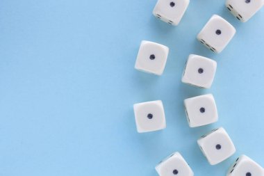 Beyaz oyun açık mavi arka planda dices. zafer şansı, şanslı. Düz yatıyordu, metin için yer. Üst görünüm. Close. Konsept kumar. muhteşem pastel