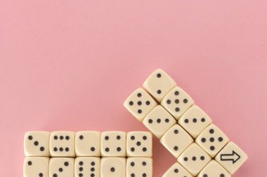 Beyaz oyun pembe arka planda dices. zafer şansı, şanslı. Işaretçi. Düz yatıyordu, metin için yer. Üst görünüm. Close. Konsept kumar. muhteşem pastel