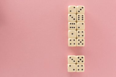 Beyaz oyun pembe arka planda dices. zafer şansı, şanslı. Düz yatıyordu, metin için yer. Üst görünüm. Close. Konsept kumar. muhteşem pastel