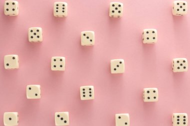 Beyaz oyun pembe arka planda dices. zafer şansı, şanslı. Düz yatıyordu, metin için yer. Üst görünüm. Close. Konsept kumar. muhteşem pastel