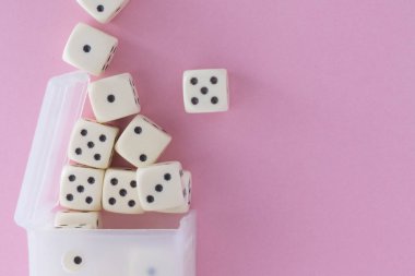 Beyaz oyun mor arka planda dices. zafer şansı, şanslı. Düz yatıyordu, metin için yer. Üst görünüm. Close. Konsept kumar. muhteşem pastel