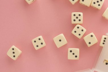 Beyaz oyun pembe arka planda dices. zafer şansı, şanslı. Düz yatıyordu, metin için yer. Üst görünüm. Close. Konsept kumar. muhteşem pastel