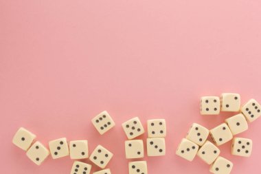 Beyaz oyun pembe arka planda dices. zafer şansı, şanslı. Düz yatıyordu, metin için yer. Üst görünüm. Close. Konsept kumar. muhteşem pastel