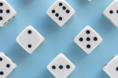 Hafif mavi zemin üzerine beyaz oyun dices. zafer şans ve şanslı. Düz stil yatıyordu, metin için yer. Üstten Görünüm ve yakın çekim küp. Kavram iş, kumar ve oyun. Muhteşem arka plan pastel.