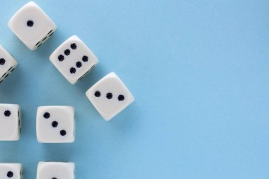 Yukarı ok. Hafif mavi zemin üzerine beyaz oyun dices. zafer şans ve şanslı. Düz stil yatıyordu, metin için yer. Üstten Görünüm ve yakın çekim küp. Kavram iş ve oyun. Muhteşem arka plan pastel.