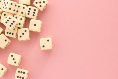Oyun dices pembe bir arka plan üzerinde beyaz. zafer şans ve şanslı. Düz stil yatıyordu, metin için yer. Üstten Görünüm ve yakın çekim küp. Kavram iş, kumar ve oyun. Muhteşem arka plan pastel.