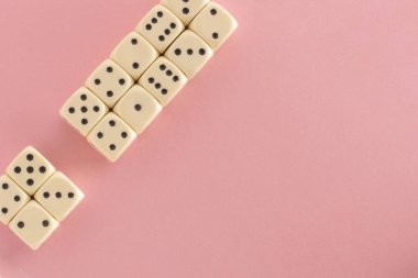 Oyun dices pembe bir arka plan üzerinde beyaz. zafer şans ve şanslı. Düz stil yatıyordu, metin için yer. Üstten Görünüm ve yakın çekim küp. Kavram iş, kumar ve oyun. Muhteşem arka plan pastel.