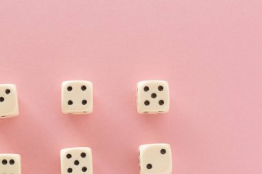 Oyun dices pembe bir arka plan üzerinde beyaz. zafer şans ve şanslı. Düz stil yatıyordu, metin için yer. Üstten Görünüm ve yakın çekim küp. Kavram iş, kumar ve oyun. Muhteşem arka plan pastel.