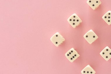 Oyun dices pembe bir arka plan üzerinde beyaz. zafer şans ve şanslı. Düz stil yatıyordu, metin için yer. Üstten Görünüm ve yakın çekim küp. Kavram iş, kumar ve oyun. Muhteşem arka plan pastel.