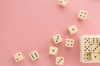 Oyun dices pembe bir arka plan üzerinde beyaz. zafer şans ve şanslı. Düz stil yatıyordu, metin için yer. Üstten Görünüm ve yakın çekim küp. Kavram iş, kumar ve oyun. Muhteşem arka plan pastel.