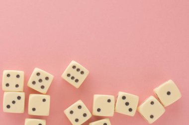 Oyun dices pembe bir arka plan üzerinde beyaz. zafer şans ve şanslı. Düz stil yatıyordu, metin için yer. Üstten Görünüm ve yakın çekim küp. Kavram iş, kumar ve oyun. Muhteşem arka plan pastel.