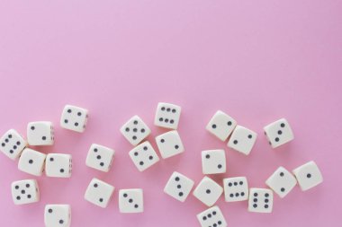 Oyun dices Menekşe arka plan üzerinde beyaz. zafer şans ve şanslı. Düz stil yatıyordu, metin için yer. Üstten Görünüm ve yakın çekim küp. Kavram iş, kumar ve oyun. Muhteşem arka plan pastel.