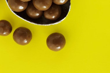 Çikolata yumurta kuş içinde iç içe, Paskalya tatil dekorasyon, Paskalya kavramı arka plan. Yumurta avlamak.