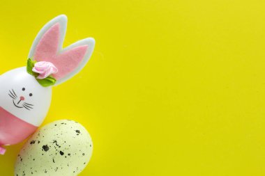 Renkli yumurta, Paskalya tavşanı,, sarı arka plan ile Paskalya sahne