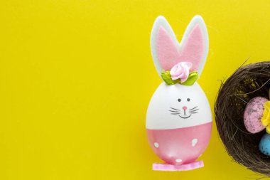 Renkli yumurta, Paskalya tavşanı,, sarı arka plan ile Paskalya sahne