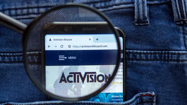 Saint Petersburg, Federacja Rosyjska - 29 marca, 2019: Strona internetowa activision. Activision logo widoczne na wyświetlaczu smartfona. — Zdjęcie stockowe