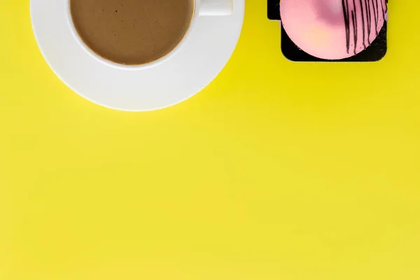 Mango-Kuchen. weiße Tasse heißen Kaffee isoliert auf gelbem Bac — Stockfoto