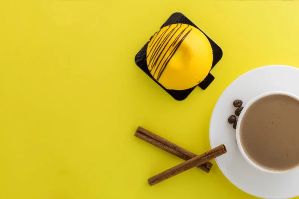 Mango-Kuchen. weiße Tasse heißen Kaffee und Zimtstangen ist — Stockfoto